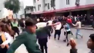 Tucumán: estudiantes se agarraron a las piñas en pleno centro: ni la policía los podía separar