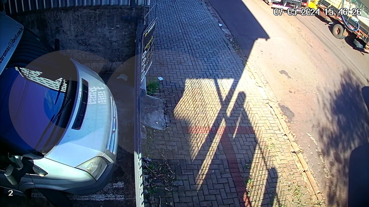Câmera flagra acidente entre Biz e HR-V no Bairro Neva