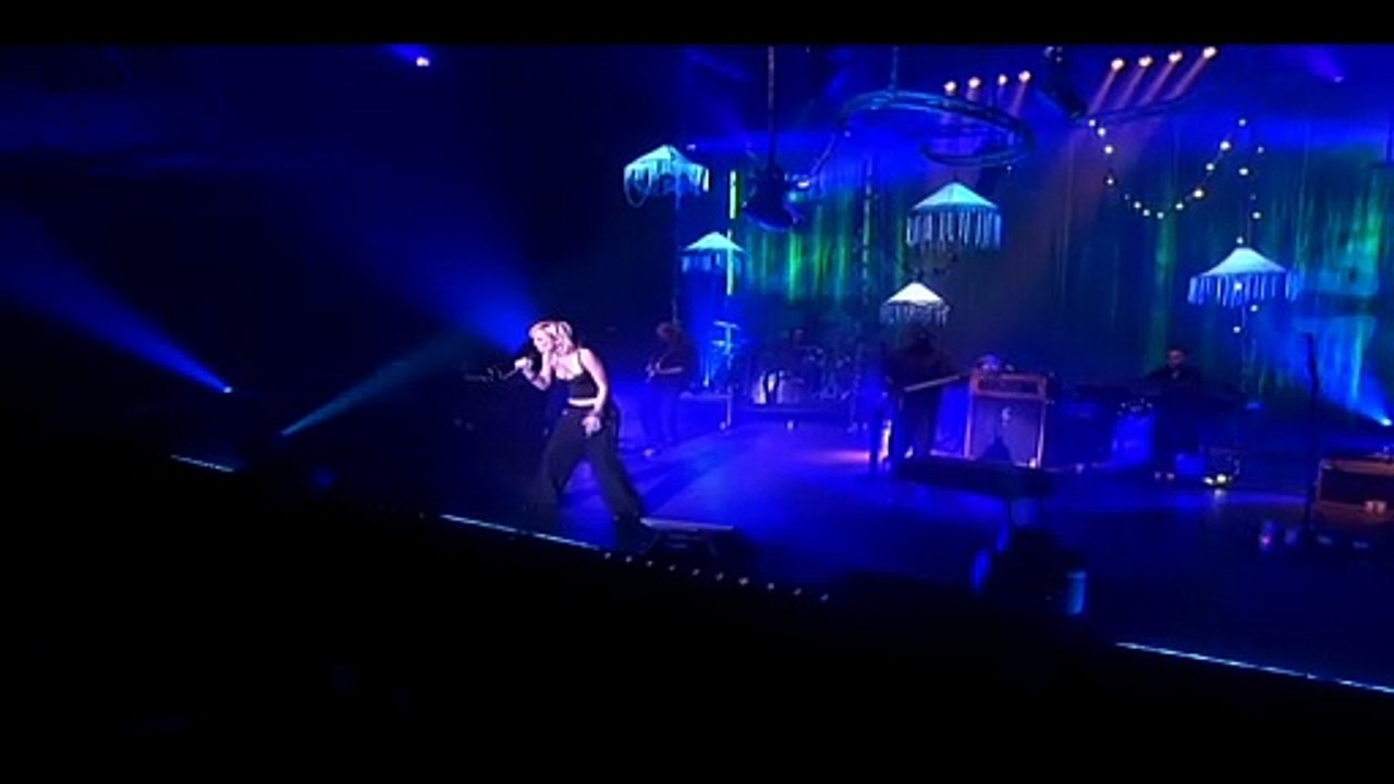 PATRICIA KAAS — DES REGRETS | (PATRICIA KAAS : TOUTE LA MUSIQUE...) – { Live / 2004 }