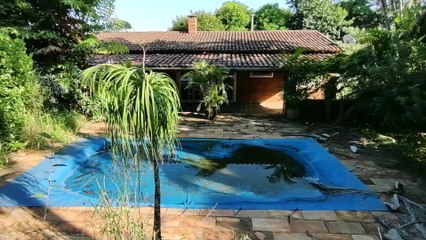 ATÉ O CARRO ABANDONARAM NESTA LINDA CHÁCARA ABANDONADA COM PISCINA