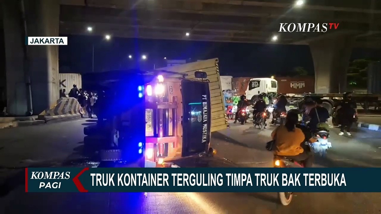 Detik-Detik Truk Kontainer Terguling dan Timpa Mobil Bak Terbuka di Cilincing