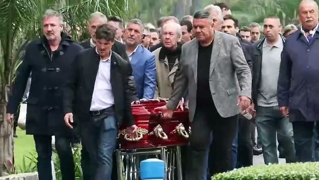 Aplausos y emociones a flor de piel en la despedida a Menotti en Argentina