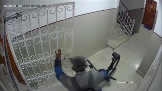 Moradora denuncia furto de bicicletas dentro de prédio no bairro do Canela; ASSISTA