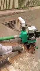 Empleado municipal entra a aguas negras para reparar tubería en Juticalpa