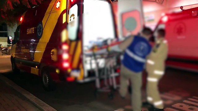 Homem sofre fratura na perna durante partida de futebol