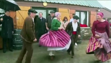 Xi Jinping e Macron assistono sotto la pioggia all'esibizione di un ballo folkloristico francese