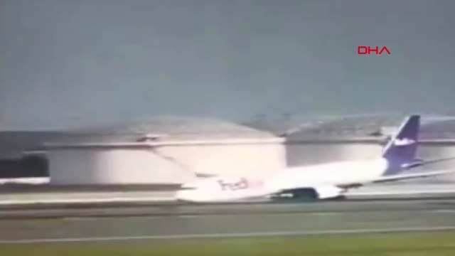 İstanbul Havalimanı'nda uçak gövdesi üstü indi