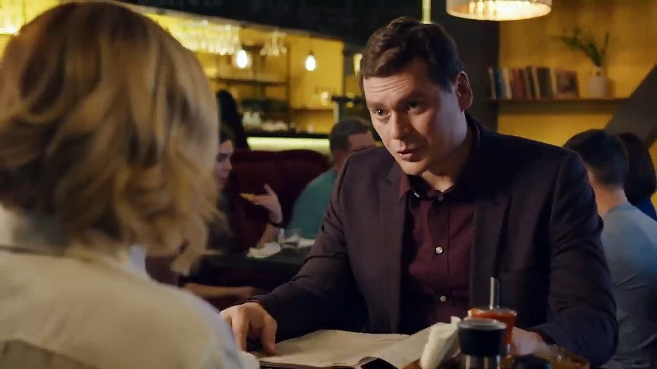 La joven tiene mala suerte tanto en las relaciones como en la vida, hasta que aparece.. BAILES EN 0.