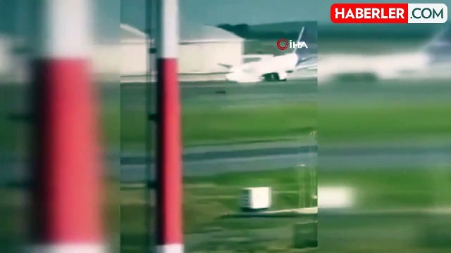 İstanbul'da faciadan dönüldü! İniş takımı açılmayan uçak gövde üzerine iniş yaptı