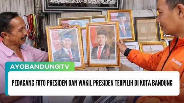 Pedagang Foto Presiden dan Wakil Presiden Terpilih di Kota Bandung