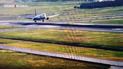 İstanbul Havalimanı'nda gövdesi üstü iniş yapan uçağın sürtmenin etkisiyle yandığı anlar
