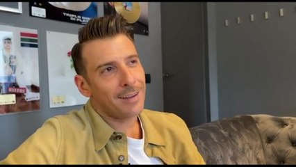 Un omaggio agli anni '60 di Francesco Gabbani in "Frutta malinconia"