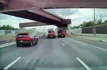 Camião colide de forma violenta contra ponte em autoestrada dos EUA