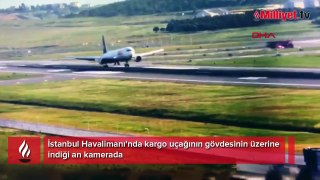 İstanbul Havalimanı'nda kargo uçağının gövdesinin üzerine indiği an kamerada
