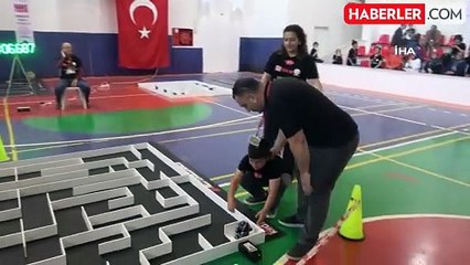 Depremzede öğrenciler kendi tasarladıkları robotlarla yarıştılar