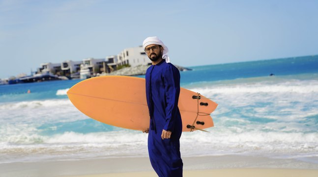 حمد الهاشمي أول مدرب إماراتي في ركوب الأمواج