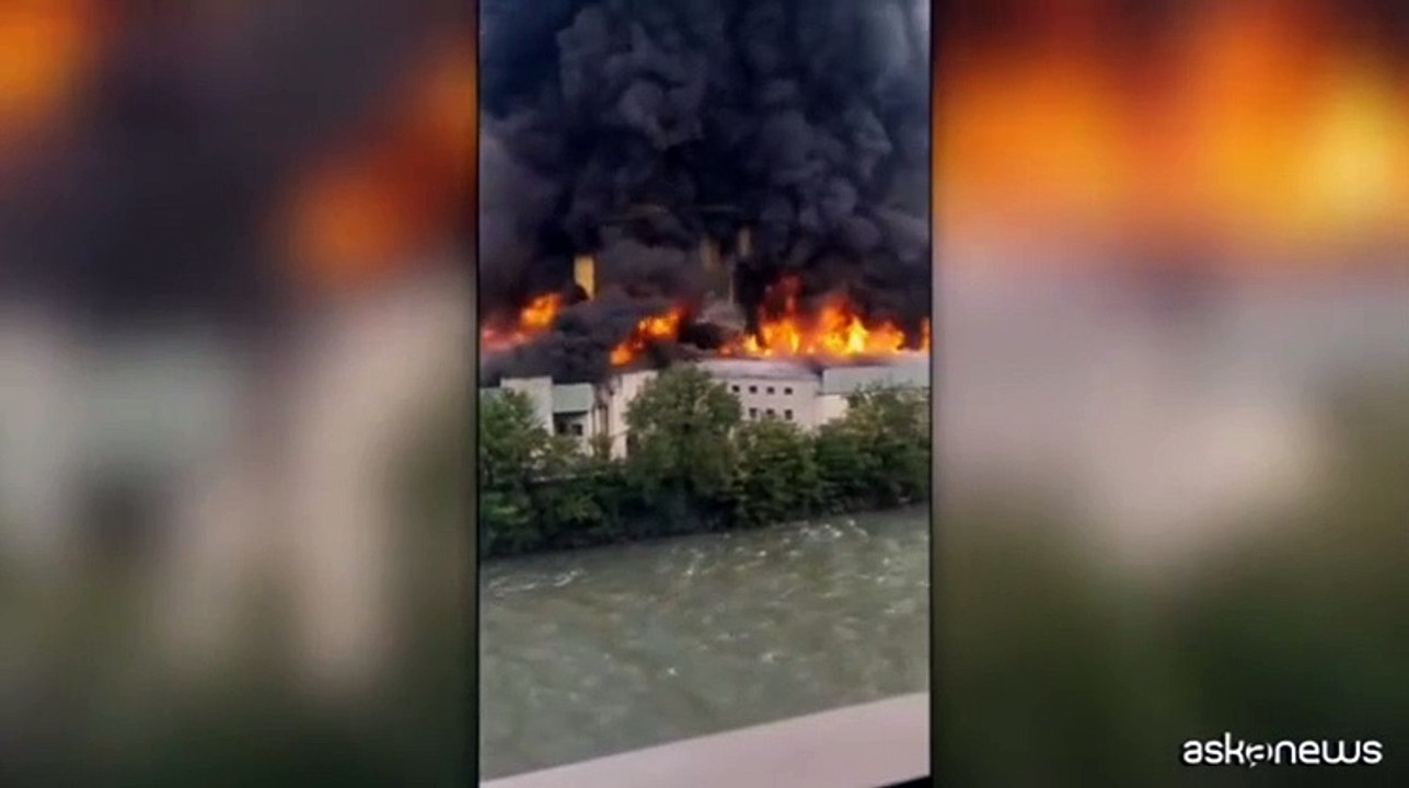 Vasto incendio a Bolzano, in fiamme un'azienda