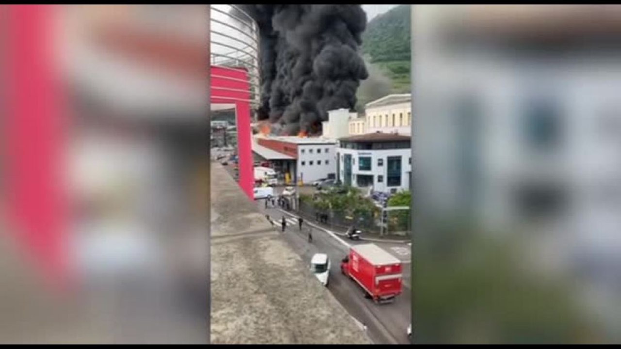 Vasto incendio a Bolzano, in fiamme un'azienda