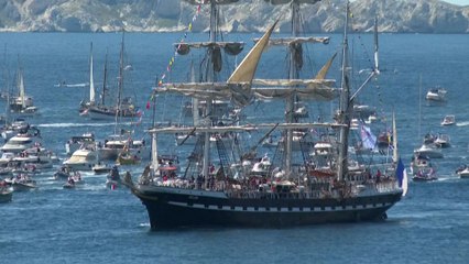 JO Paris 2024 : un millier de bateaux escortent le Belem pour l'arrivée de la flamme à Marseille