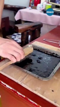 Peruk ve protez saçların imalatının yapımı ile ilgili sosyal medyada paylaşılan video kısa sürede ilgi gördü. Peruk ve protez saç imalatının yapımı izleyenler tarafından şaşkınlıkla karşılandı.