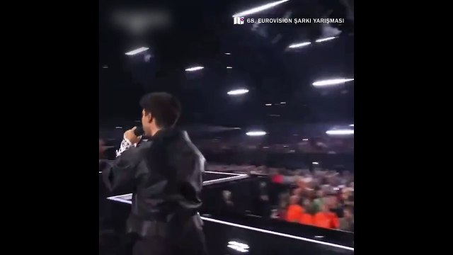 Eurovision Şarkı Yarışması'nda Filistin bayrağı yasaklandı! İsveç’li sanatçı Eric Saade sahneye Filistin kefiyesiyle çıktı! Yer yerinden oynadı