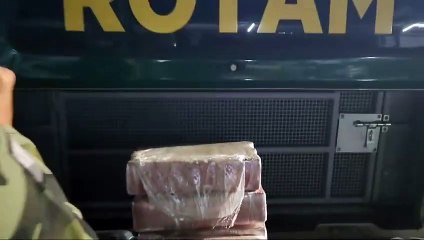 Download Video: Rotam apreende R$ 30 mil em maconha com passageira de ônibus, em Alto Paraíso