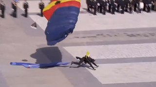 Un GEO sufre una caída al aterrizar en paracaídas durante la celebración del bicentenario de la Policía Nacional