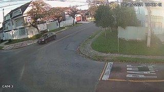 Motorista bate carro contra árvore no Jardim das Américas