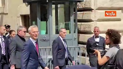 "Buongiorno", il saluto di Stoltenberg che lascia Palazzo Chigi dopo incontro con Meloni