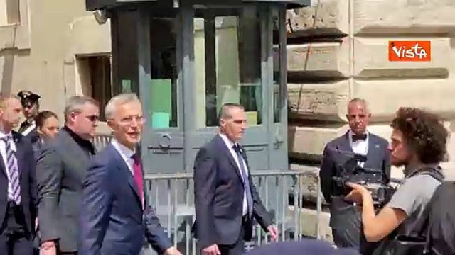 Buongiorno , il saluto di Stoltenberg che lascia Palazzo Chigi dopo incontro con Meloni