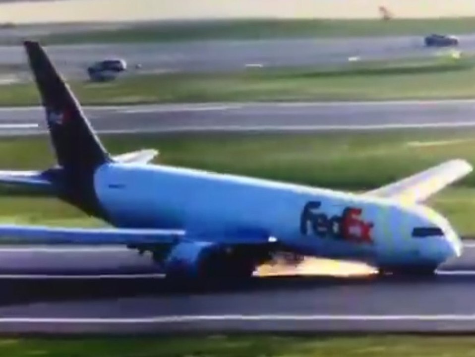 Boeing macht krassen Bauchklatscher bei Landung