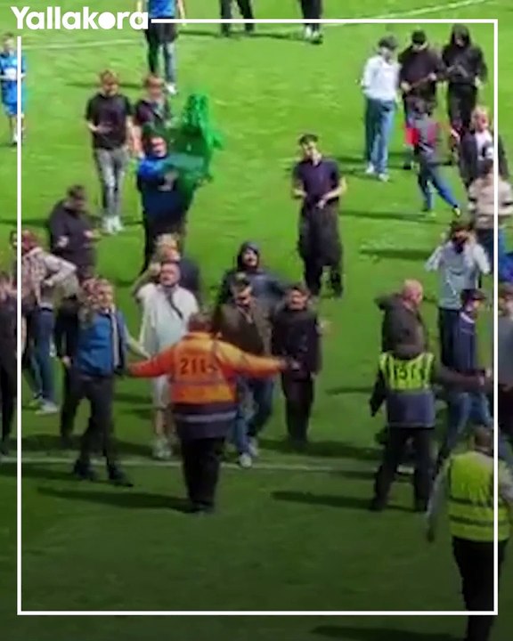 أحدهم سجل هدفا خرافيا ومطالبات بضمه.. جماهير تقتحم الملعب في إنجلترا احتفالا بهبوط فريقها!