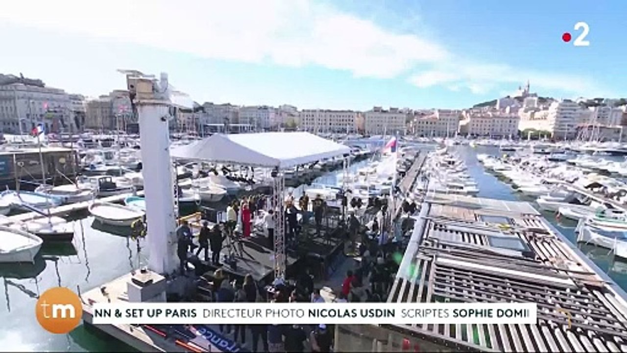 Julian Bugier apparaît braguette ouverte en direct sur France 2 et se fait taquiner par Thomas Sotto - Regardez