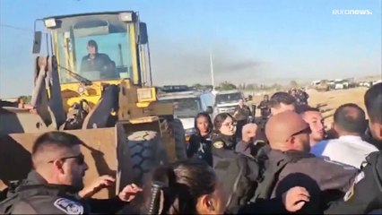 شاهد: إسرائيل تدمر عشرات المنازل في قرية أم بطين بصحراء النقب