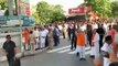 Modi vota en las elecciones generales de la India arropado por cientos de seguidores