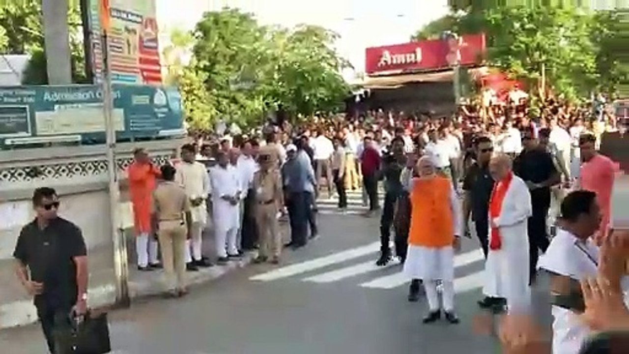 Modi vota en las elecciones generales de la India arropado por cientos de seguidores