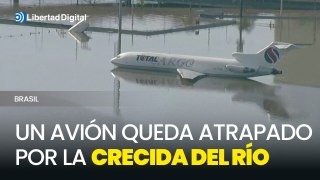 Un avión queda atrapado por la crecida de un río en Brasil