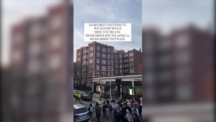 Los estudiantes de la Universidad de Harvard corearon anoche en solidaridad con Gaza.