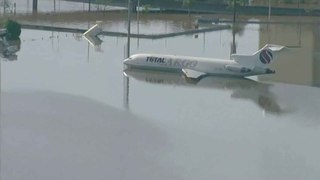 Insólita imagen de un avión atrapado por la crecida del río Guaíba en Brasil