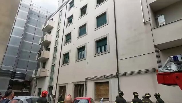 Tensione in centro a Foligno, signora butta oggetti dalla finestra e danneggia le auto