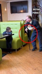 Ce serveur réalise un geste précieux pour un homme âgé en difficulté dans un restaurant