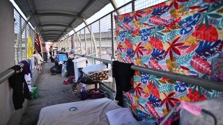 Moradores de Porto Alegre buscam abrigo em passarela e eletricidade em geradores