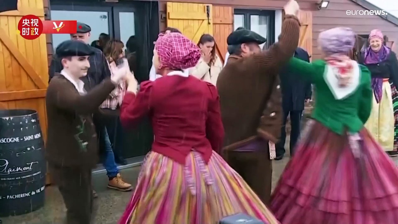 وجبة من لحم الخنزير وفطيرة توت ورقصة تقليدية.. ماكرون يصطحب شي قرب منزل جدته