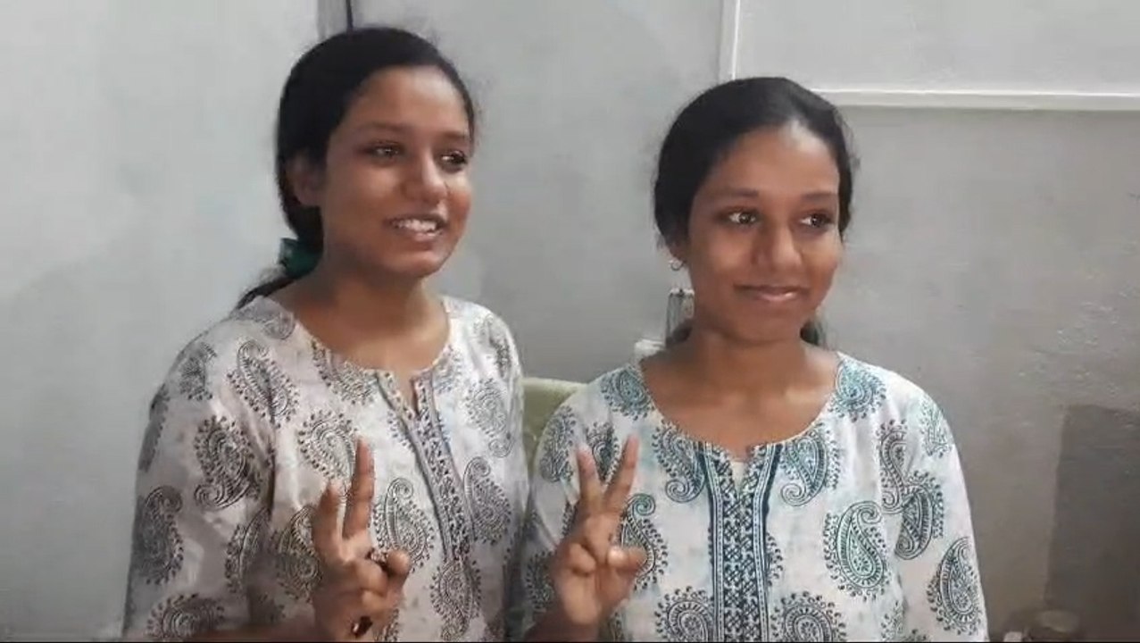 HS-এ ঘোষ সিস্টার্সের জাদু! মেধা তালিকায় কামাল করল হুগলির যমজ বোন