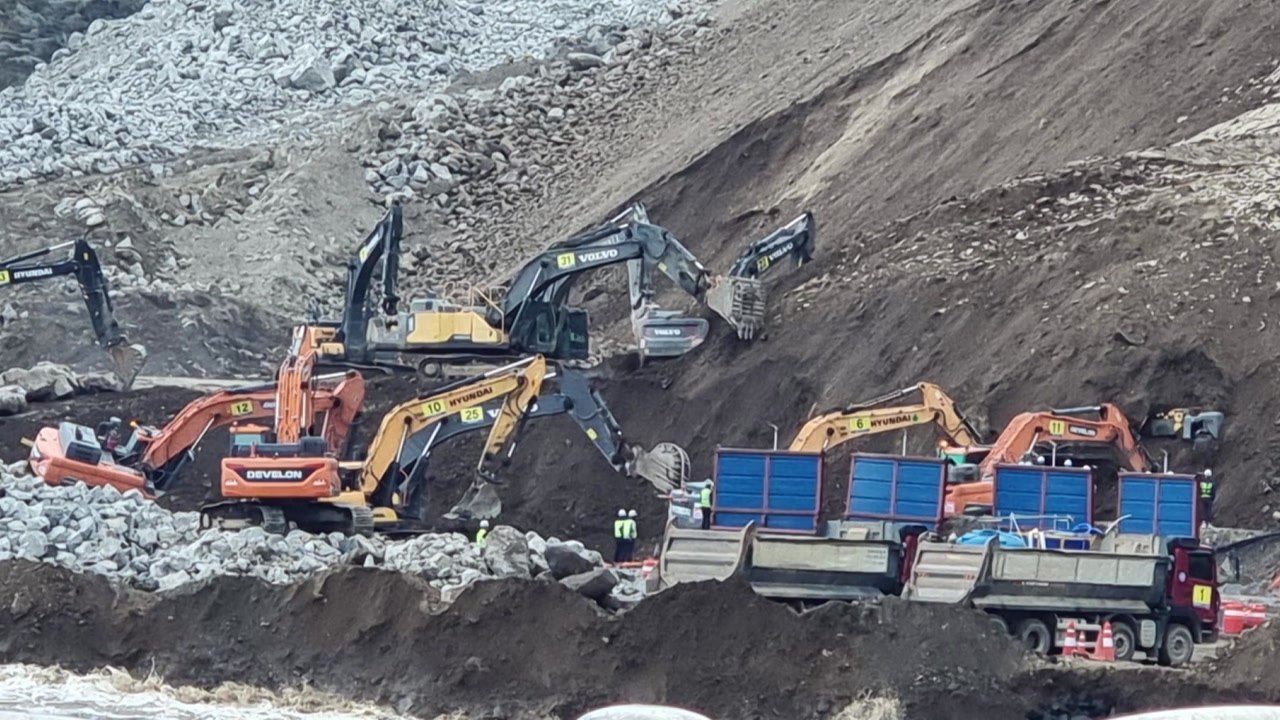 울릉공항 건설 현장에서 토사 무너져 굴착기 매몰...1명 숨져 / YTN