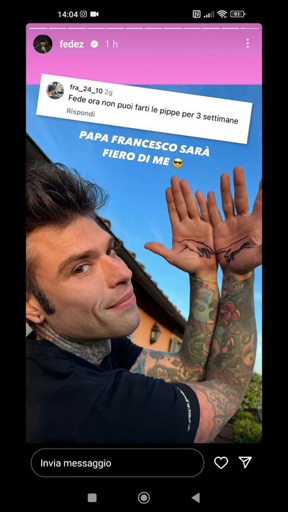 il tatuaggio tra le mani