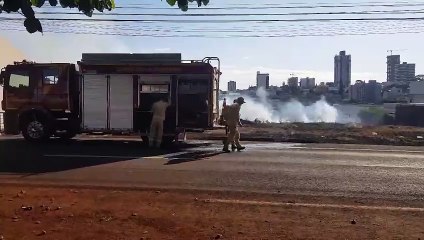 Bombeiros combatem incêndio no Centro
