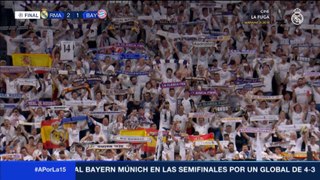 Los jugadores y la afición del Santiago Bernabéu cantan el himno del Real Madrid tras pasar a la final de la Champions League