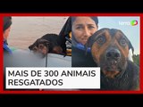 Protetora dos animais resgata cachorro que estava preso em rede no meio da enchente