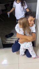 Kanser tedavisi gördüğü için uzun süredir ablasını ve abisini göremeyen ufaklığın ailesiyle gözleri dolduran kavuşması 